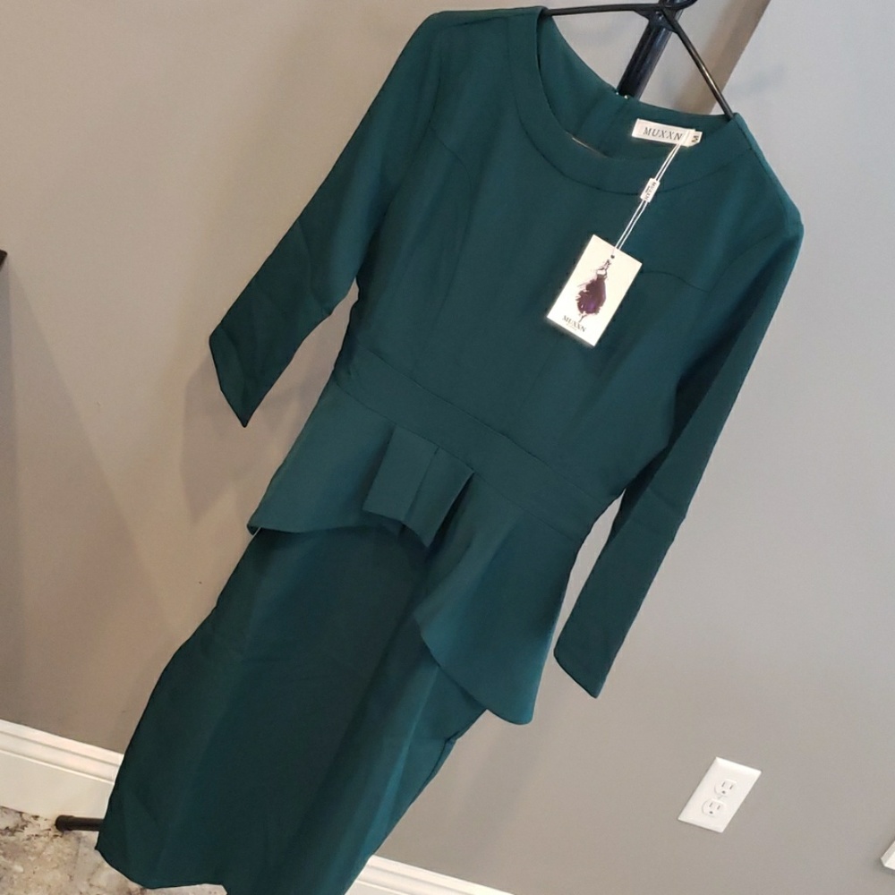 Dress, NWT, size M. Green. Gorgeous! Peplin waist.